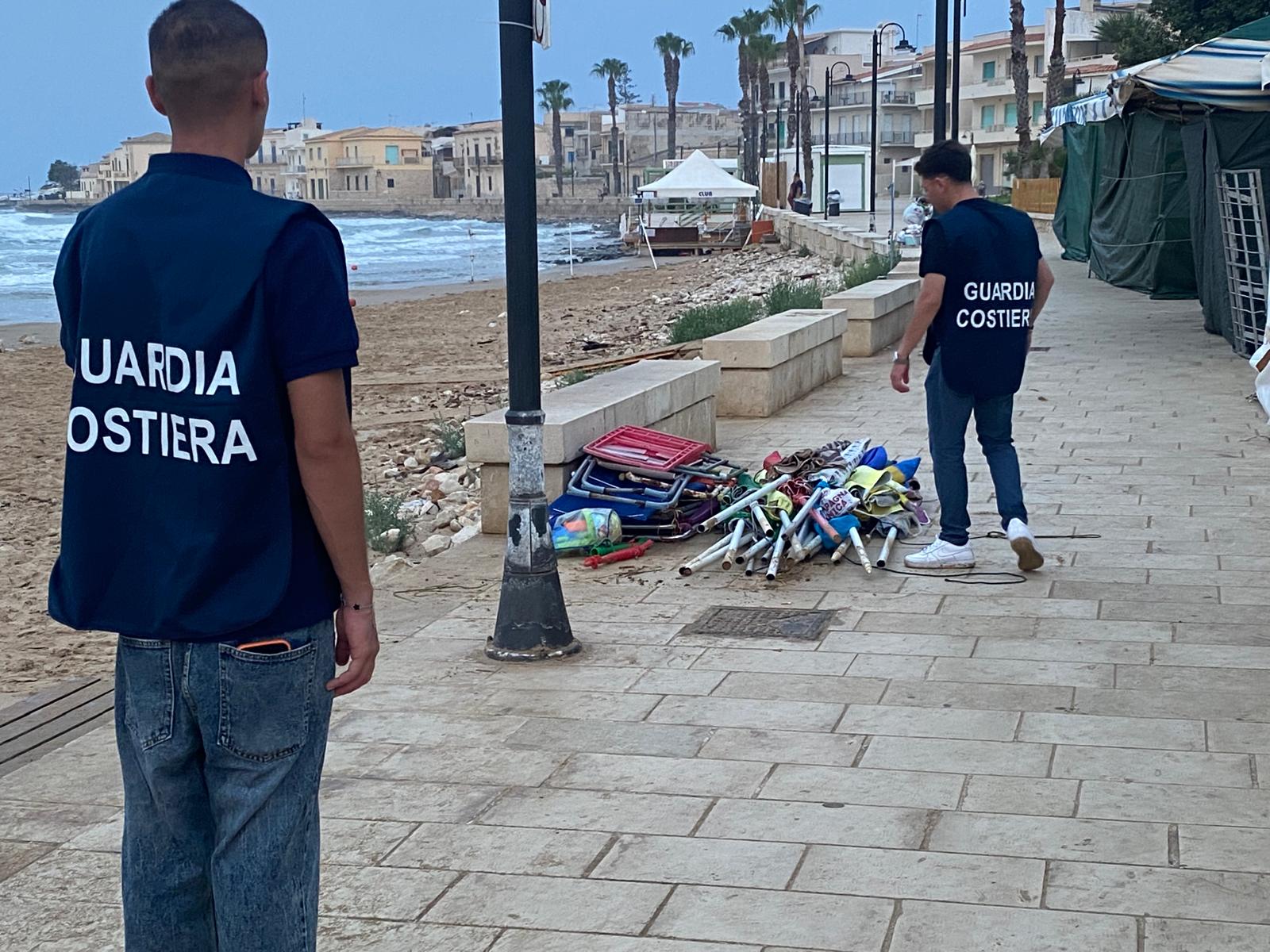 La spiaggia non si prenota: blitz a Scicli, sequestrati 84 ombrelloni e recuperati 2.000 metri quadrati di arenile