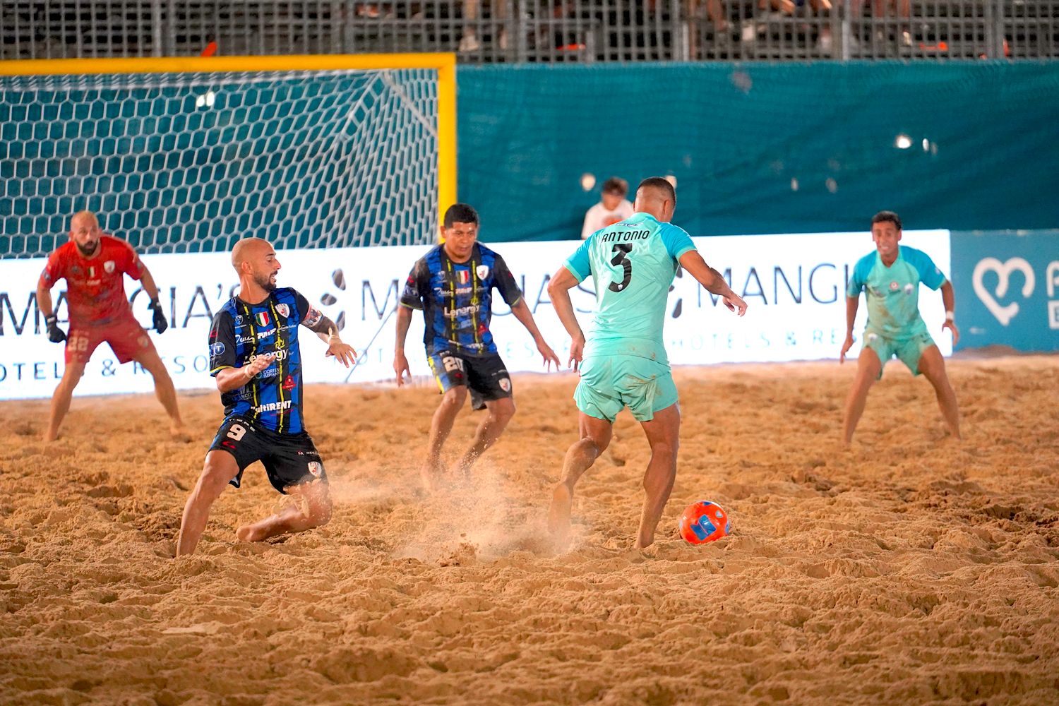Scoglitti si prende la scena del beach soccer: Pisa-Sambenedettese è la finale scudetto