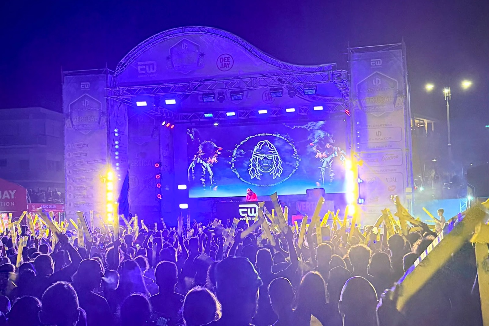 Marina di Ragusa si prepara al Vertical Summer Tour con Radio Deejay: due giorni di musica, sport e divertimento. Ecco il programma