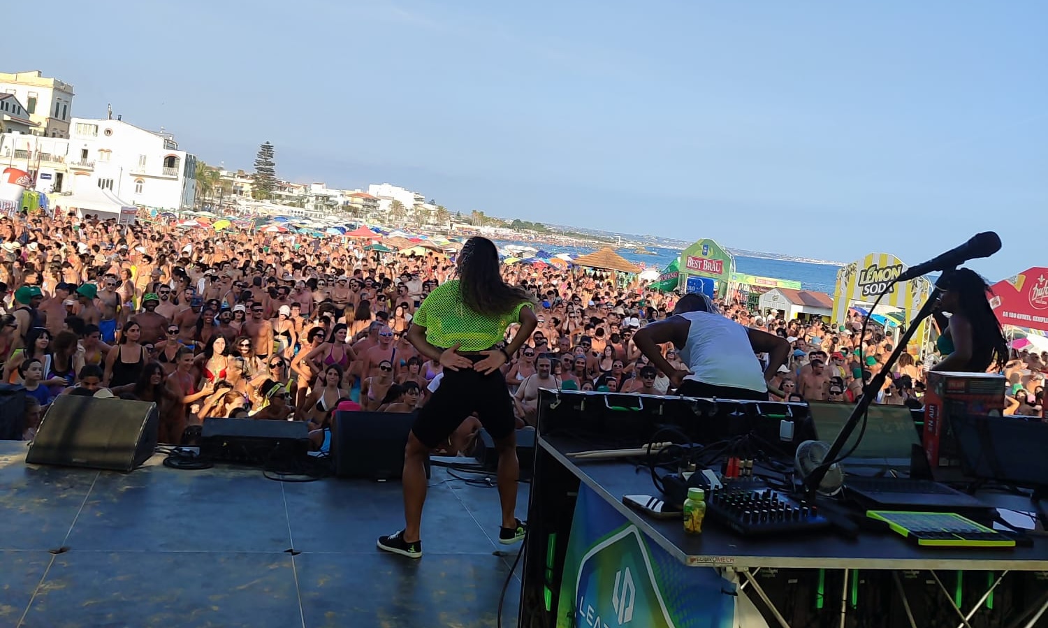 Marina di Ragusa si riscopre “grande” con il Vertical Tour: il patron annuncia: «Torniamo anche l’anno prossimo». Folla, musica e Rudy Zerbi