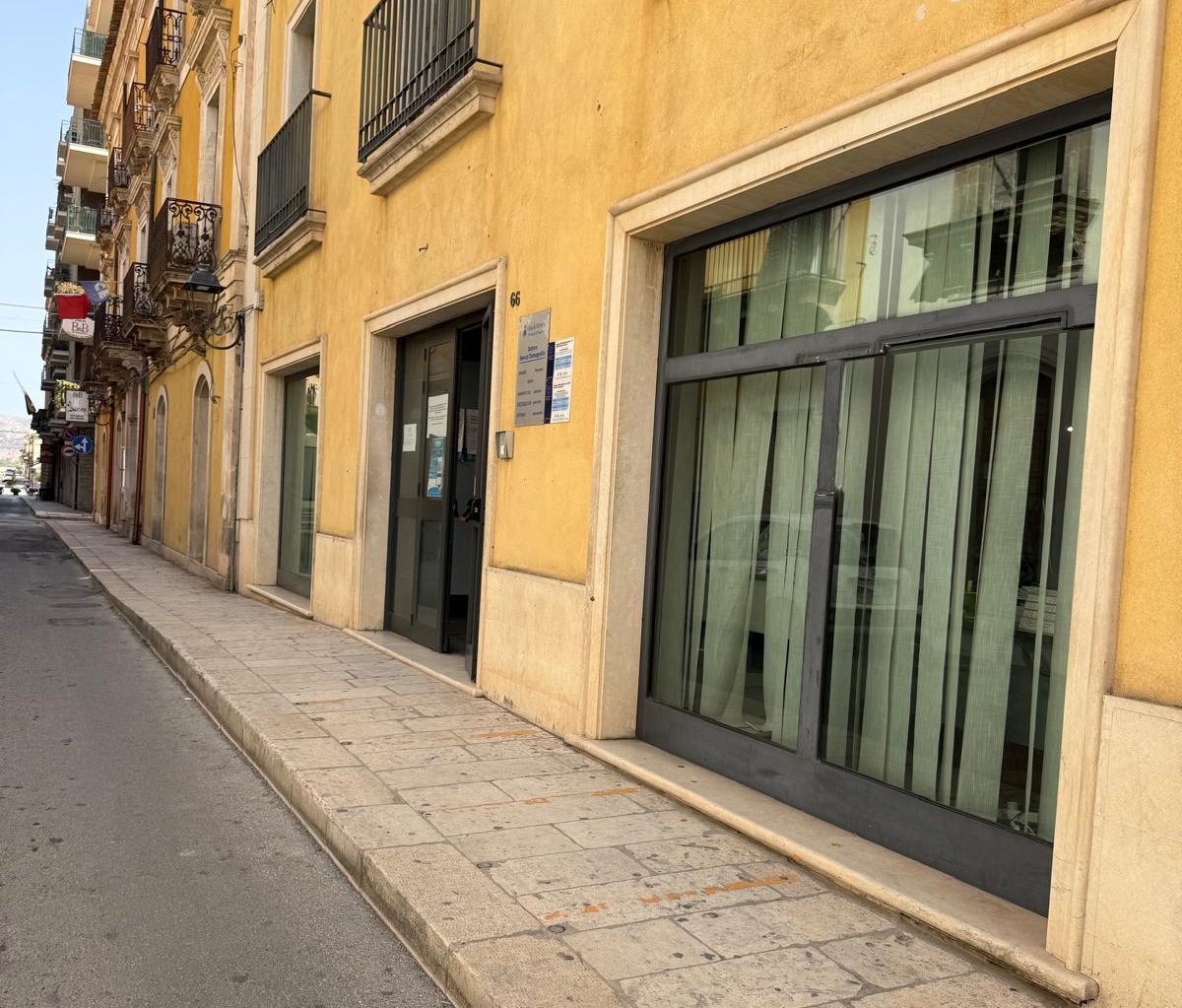 Nel 2026 per entrare all’Anagrafe di Vittoria una persona in carrozzina deve essere sollevata: «Una vergogna»