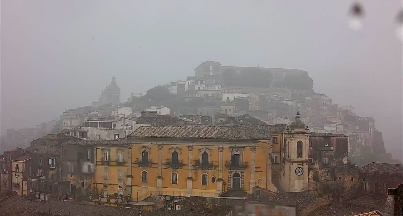 Dal caldo al temporale in pochi minuti: a Ragusa tuoni e pioggia improvvisa