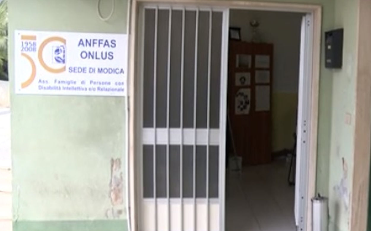 Maltrattamenti ai disabili: anche l’ultimo indagato sceglie il silenzio davanti al giudice