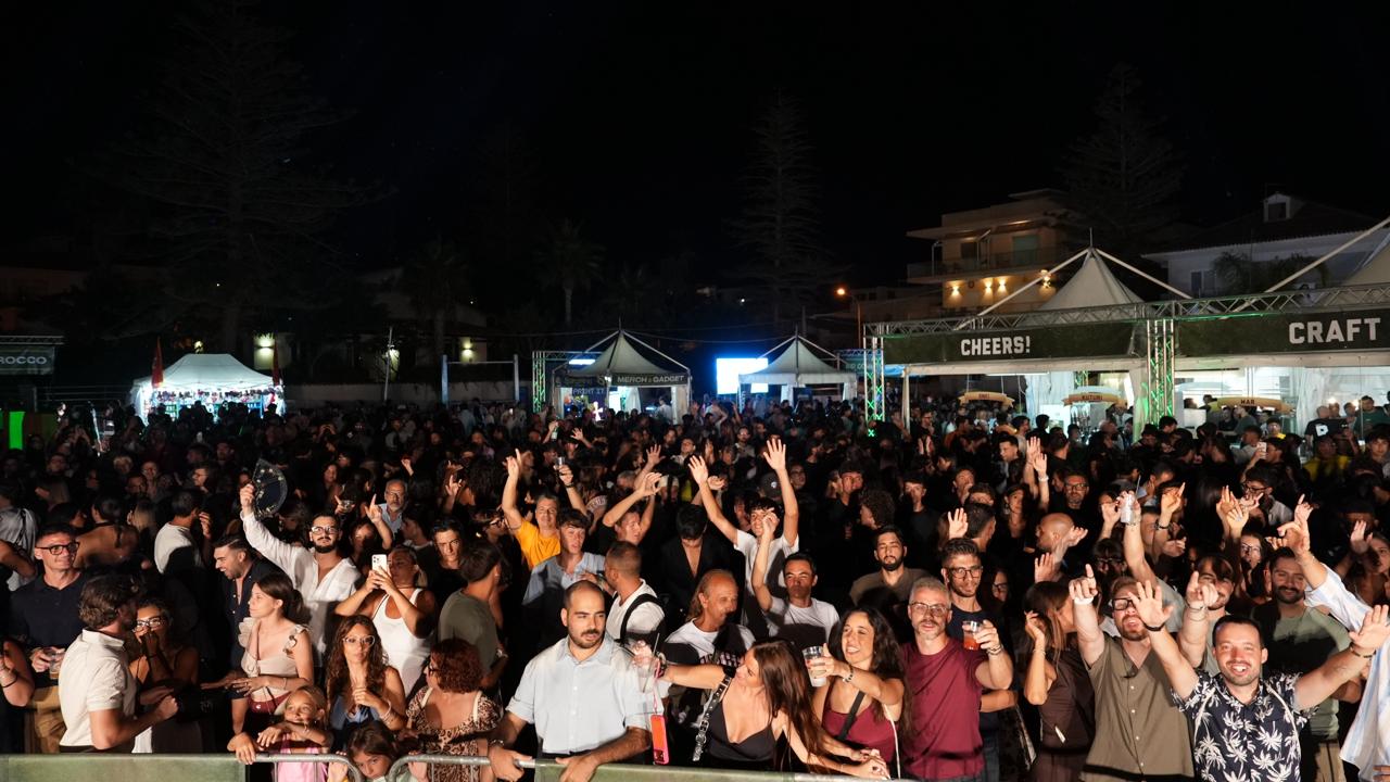 Marina di Ragusa si accende: birra, musica e street food, il Birrocco conquista il Porto