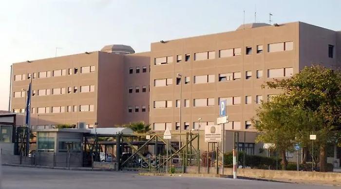 Rivolta nel carcere di Cavadonna a Siracusa: 30 detenuti occupano un reparto, agente ferito