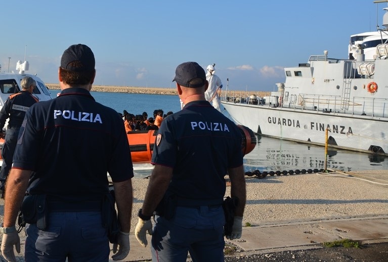 Barcone dalla Libia con 57 migranti: tre egiziani fermati a Pozzallo