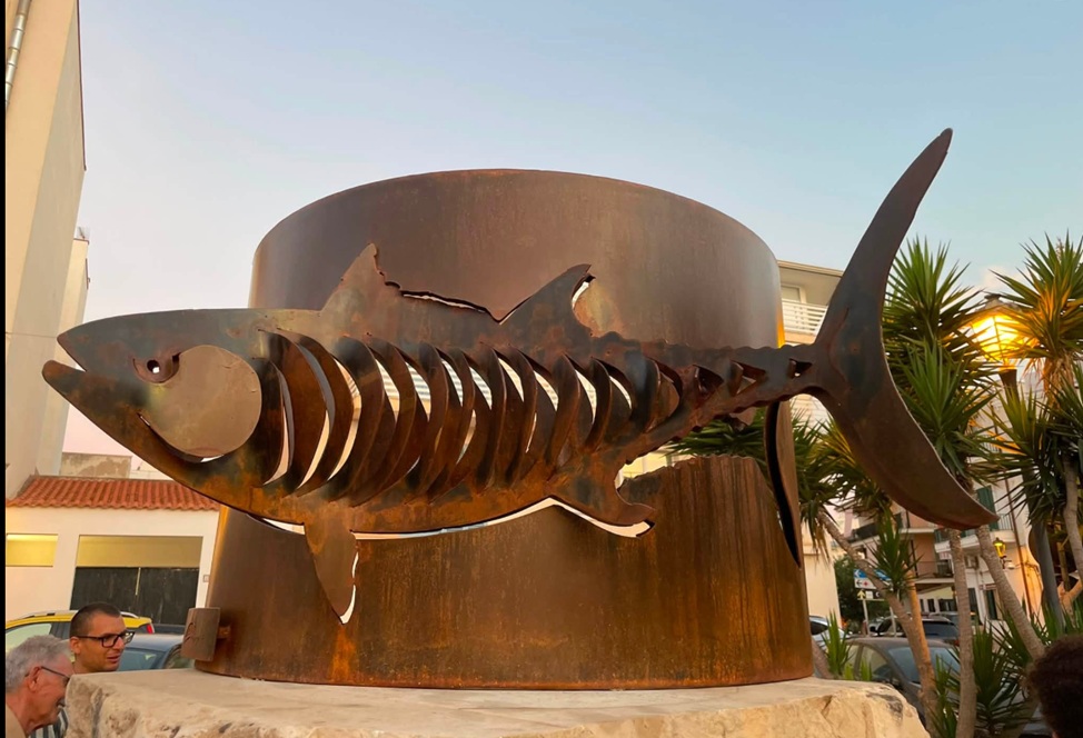 Scoglitti, l’opera “Eclissi di tonno” dell’artista Sergio Cimbali collocata in piazza Fratelli Cervi