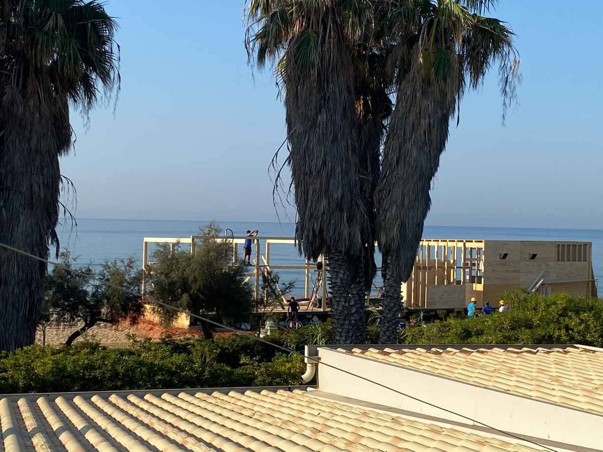 Ferragosto senza tregua a Playa Grande: cantieri all’alba e cittadini furiosi