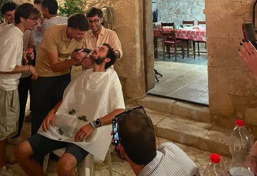 Prime uscite a Scicli di Antonio Giannone di ritorno da Santiago di Compostela: gli amici lo abbracciano