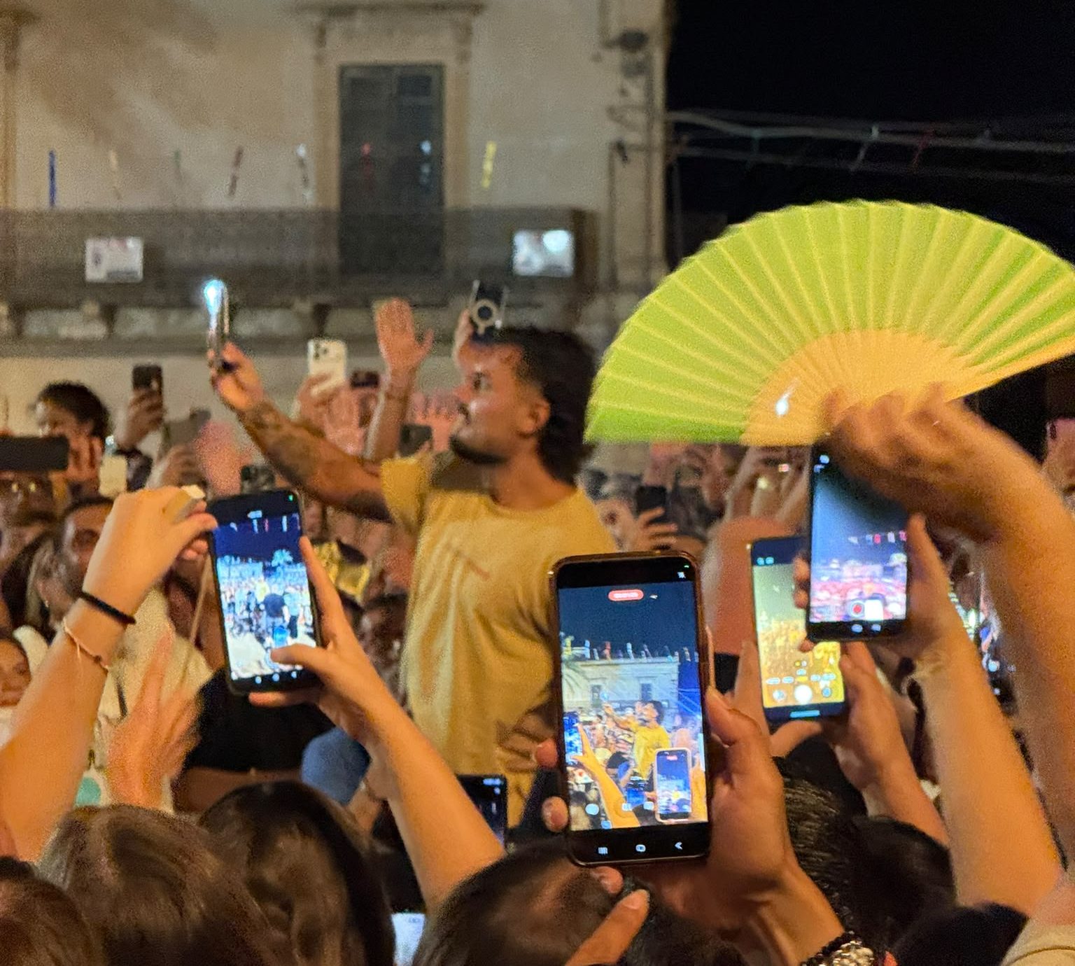 Ad Ispica piazza in delirio per Giovanni Grazioso: il volto di Temptation Island conquista lo Street Food