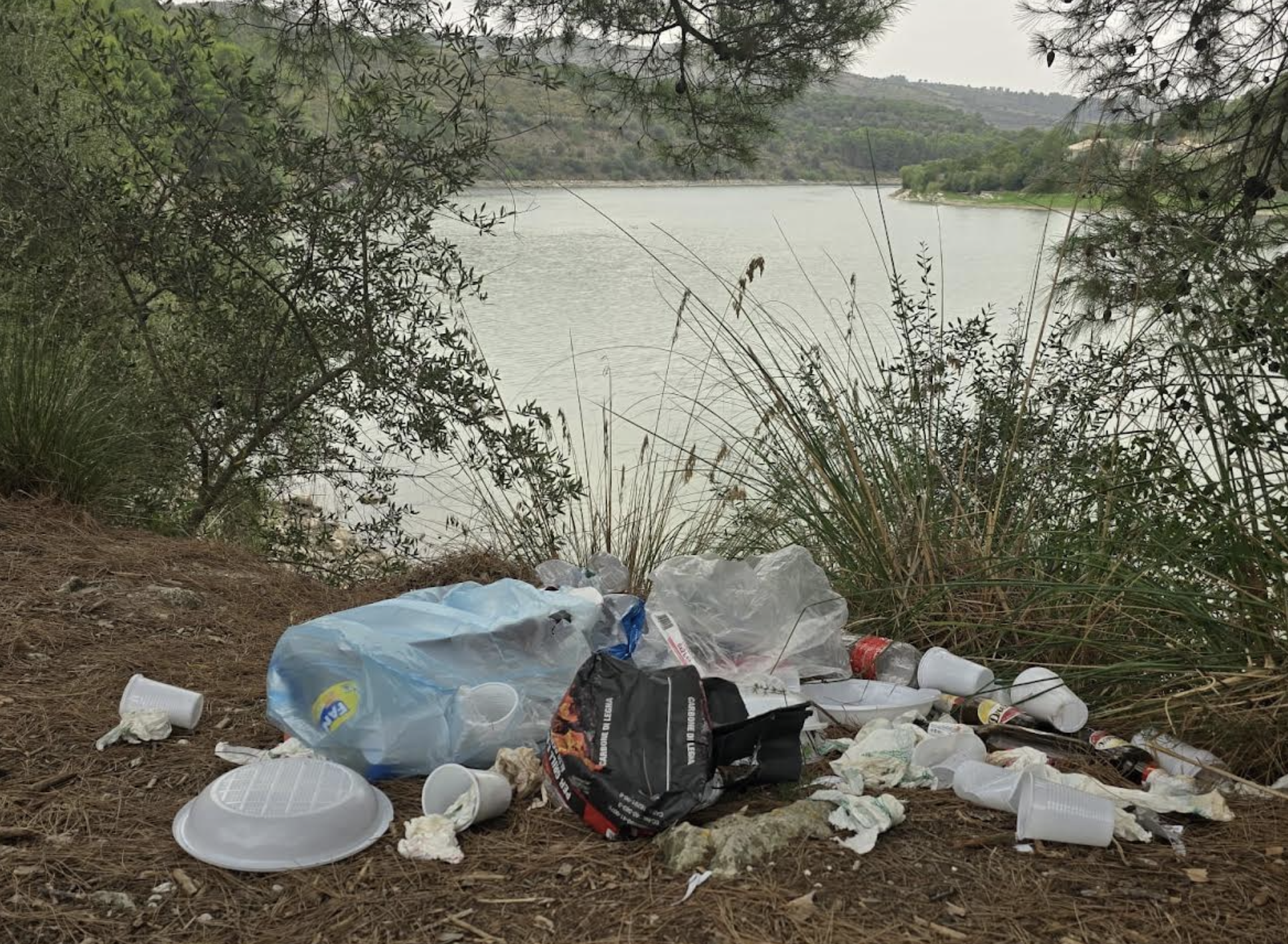 Diga di Santa Rosalia, rifiuti abbandonati e una tenda a pochi metri dal lago: scatta l’allarme per il degrado