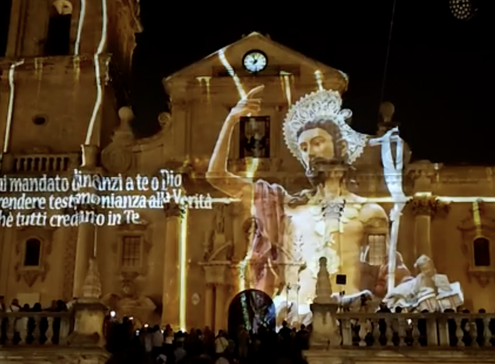 San Giovanni, Ragusa si è stretta attorno al suo Patrono: fede, ceri votivi e una città in processione. Ecco il video del mapping sulla facciata della cattedrale e foto gallery