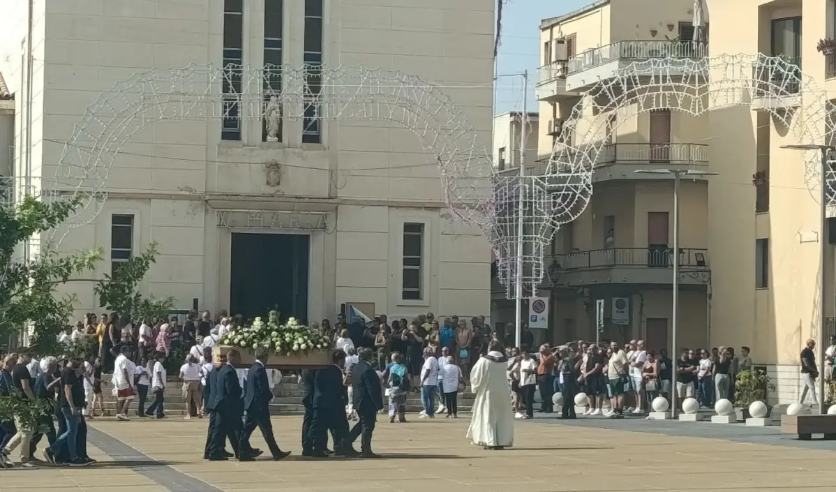 L’ultimo saluto di Scoglitti a Nuccia Quattrocchi: la maestra di danza, morta in un incidente, salutata dagli amici e dai suoi allievi