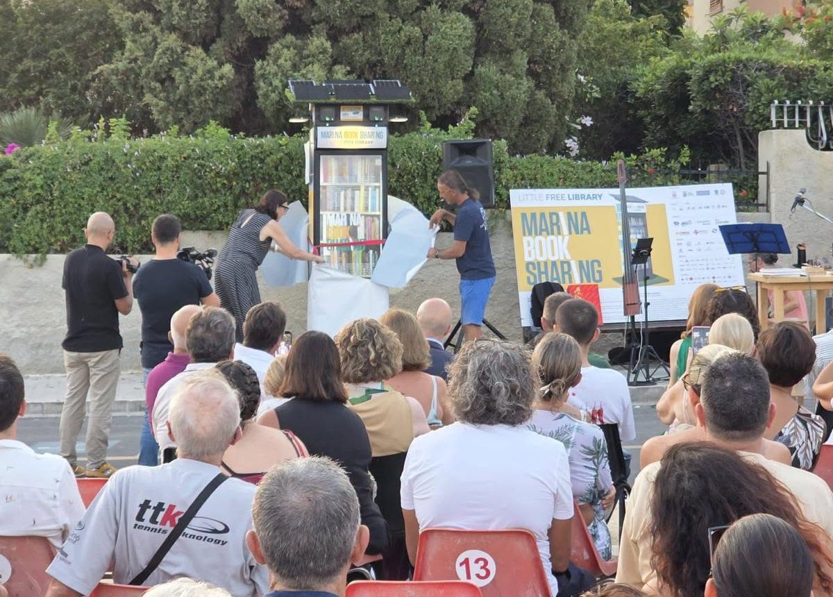 Inaugurata a Marina di Modica la piccola biblioteca sul mare: libri, comunità e il ricordo di Francesca Di Martino