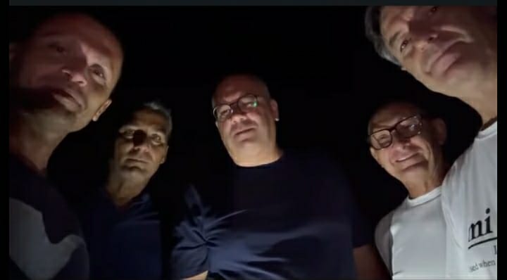 La mamma dei cretini è sempre incinta: il sabato sera del sindaco finisce a togliere pietre sulla spiaggia