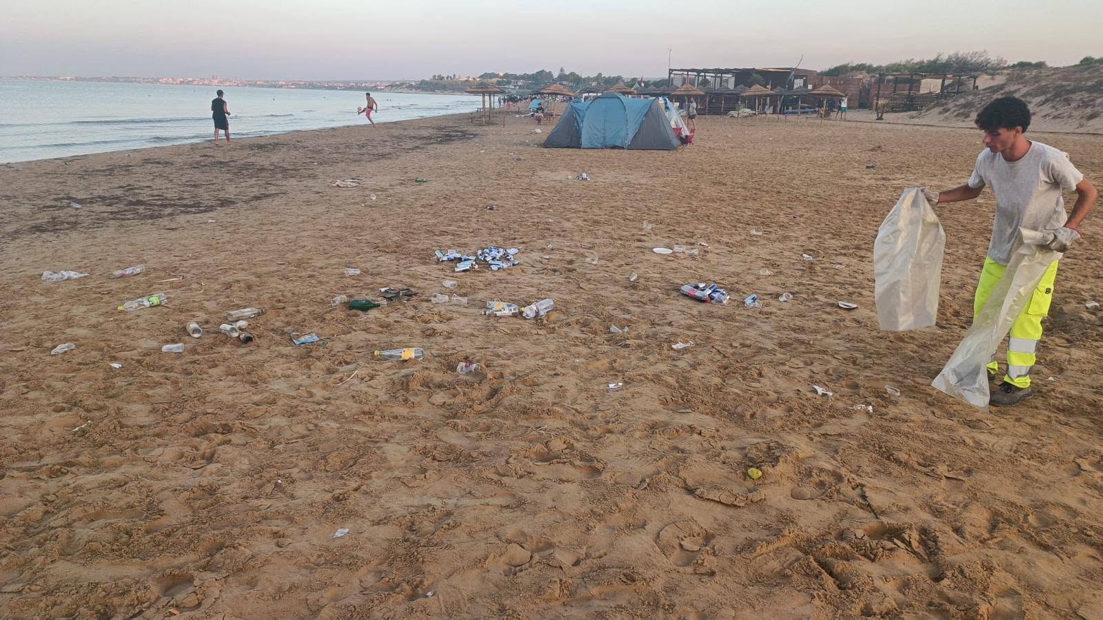 Dopo la notte di San Lorenzo, le spiagge si risvegliano tra rifiuti e degrado
