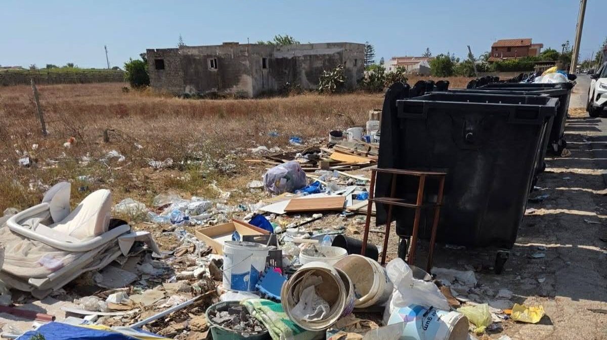 Caso emblematico oggi a Ispica: bonificata Via della Malva, dopo sole quattro ore è invasa dai rifiuti