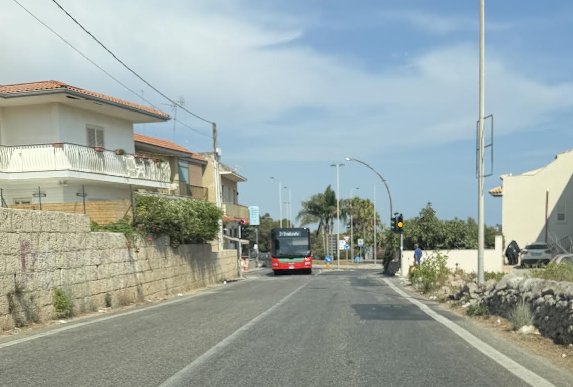 Nuovo semaforo pedonale a Sampieri: più sicurezza sulla litoranea tra SP 66 e via Giotto