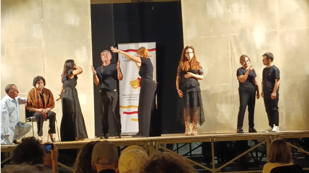 “Sicilia Cabaret”, a Chiaramonte Gulfi lo spettacolo teatrale amatoriale guidato da Marta La Terra