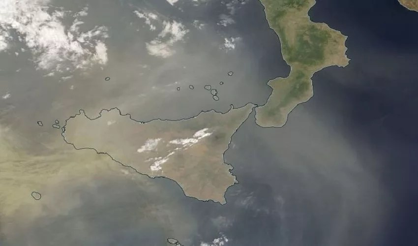 Sicilia nella morsa del caldo e della sabbia del Sahara: cielo giallastro e temperature oltre i 40 gradi