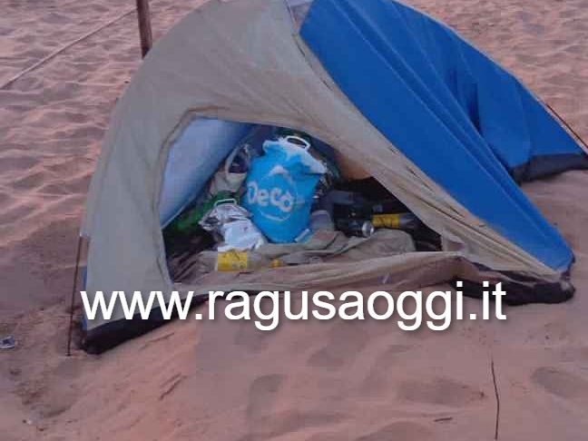 Rifiuti nascosti in una tenda: il singolare stratagemma scoperto sulla spiaggia di Scicli