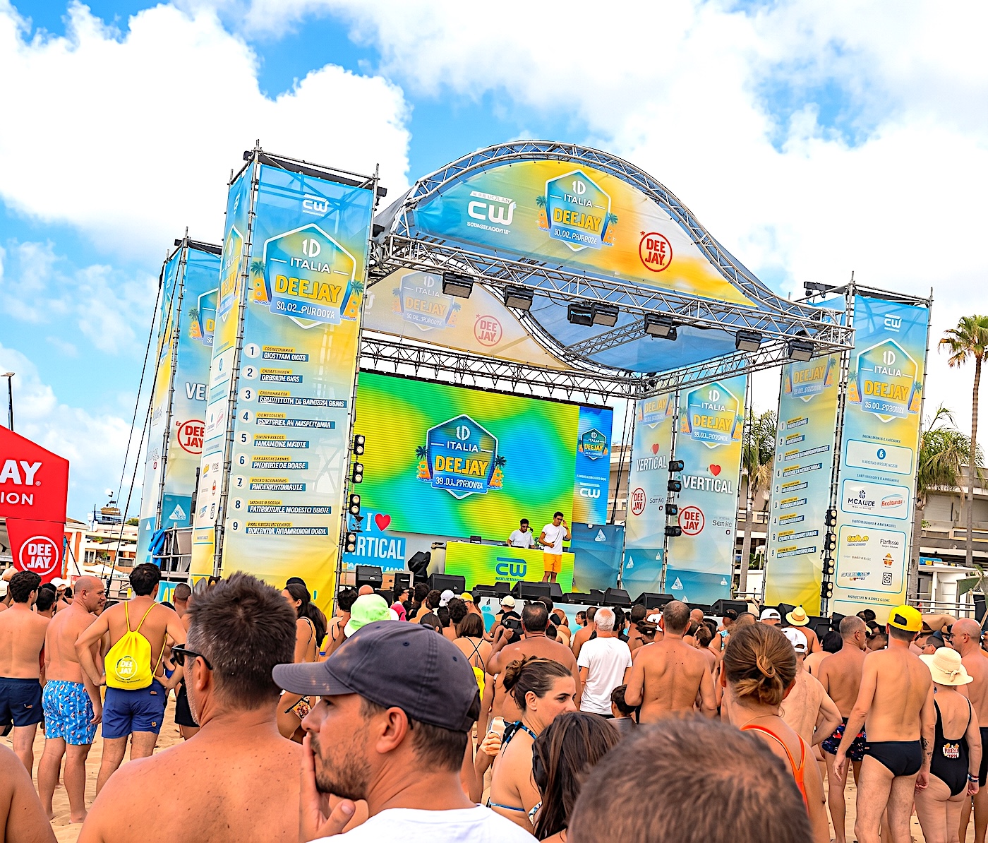 Marina di Ragusa balla sulla sabbia: al via il Vertical Summer Tour, il villaggio è già pieno di musica e divertimento