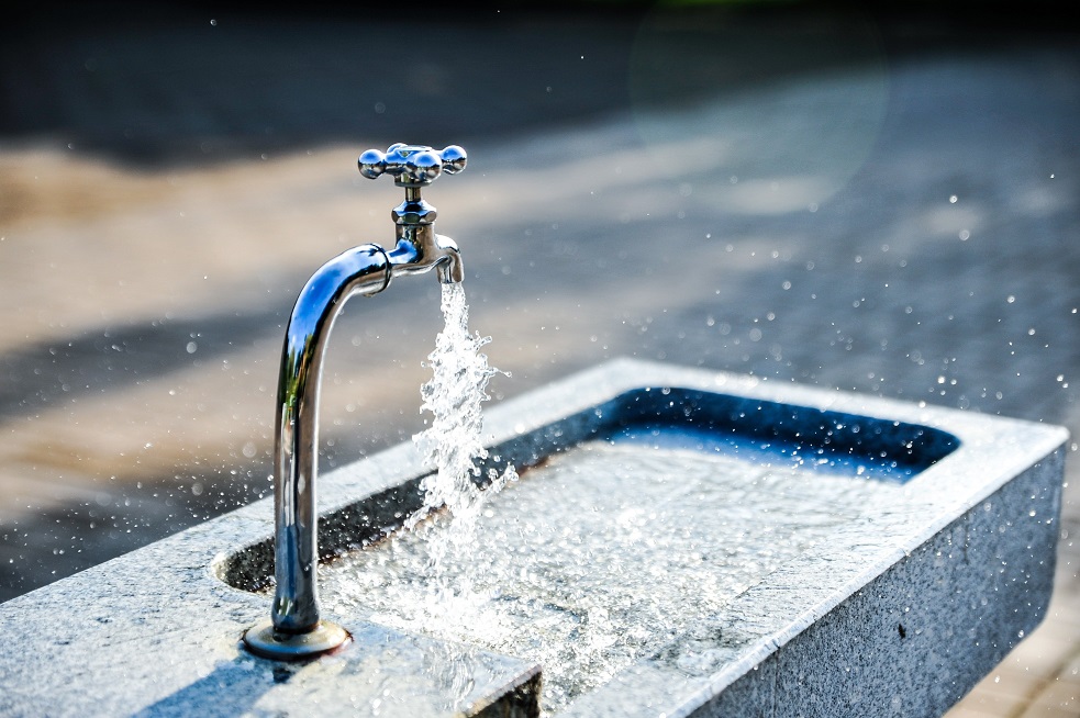 Acqua: la risorsa invisibile che alimenta l’industria. Ecco i 7 settori che ne consumano di più