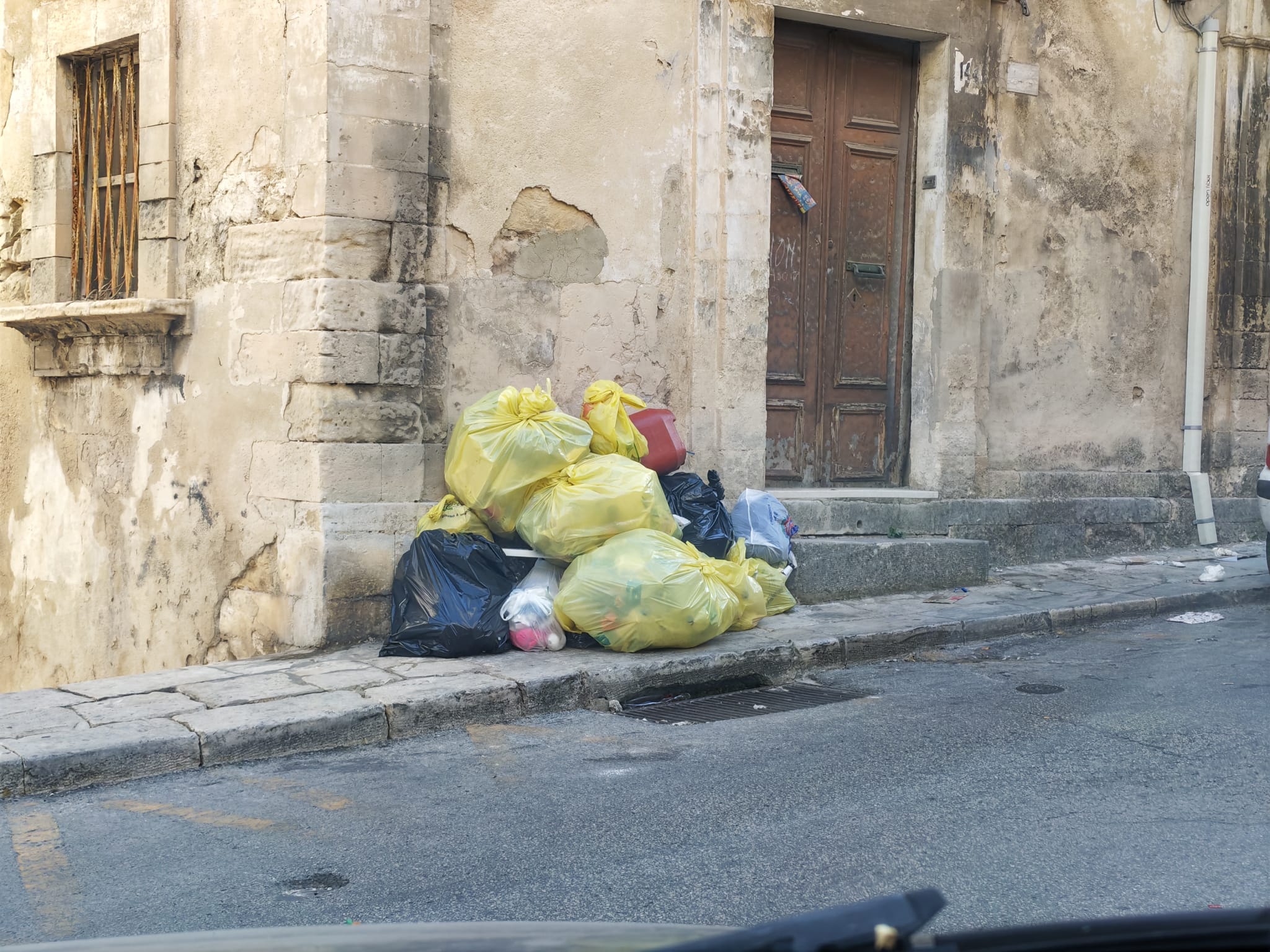 A Ragusa un esposto di oltre 40 residenti: rifiuti, degrado e schiamazzi nel centro storico