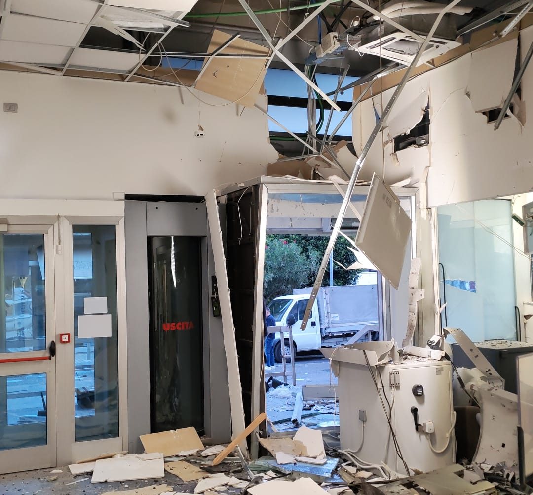 Assalto nella notte alla filiale BAPS di Lentini: nessun denaro rubato ma gravi danni alla banca. FOTO