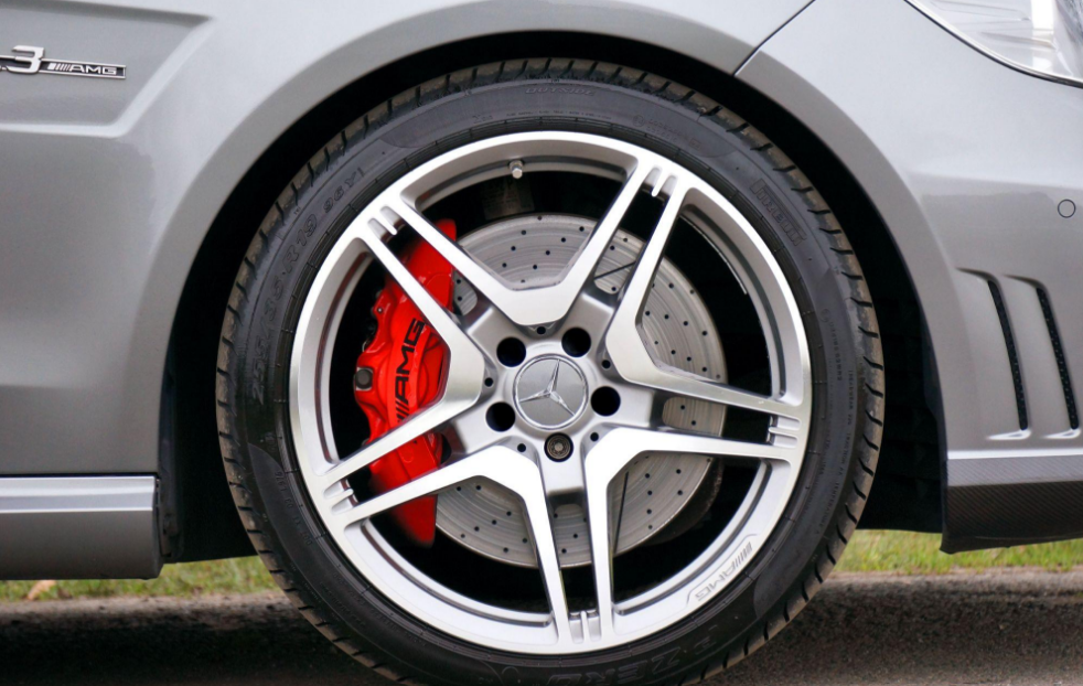Perché i freni dell’auto fischiano e come risolvere il problema