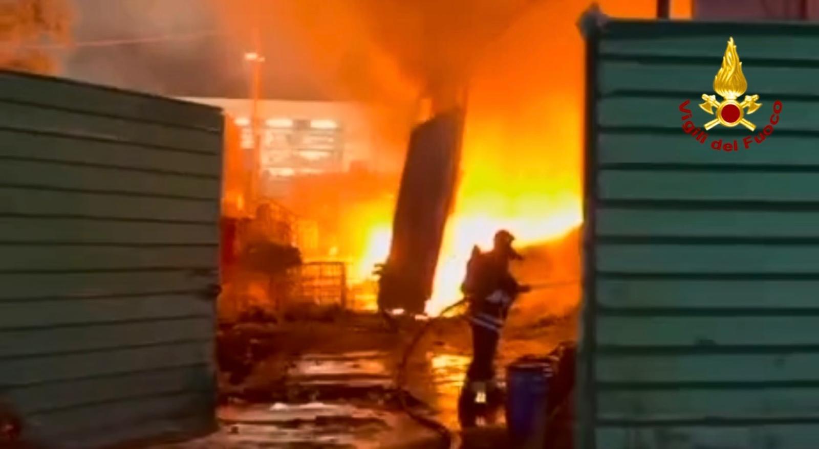 Incendio nella zona industriale di Catania, notte di lavoro per i vigili del fuoco: in campo anche autobotti da Ragusa