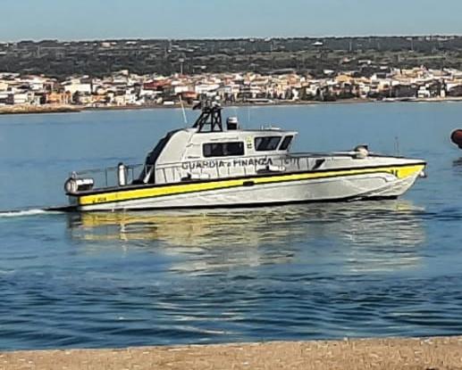 Ci sono 17 minori tra gli 85 migranti salvati dalla Gdf