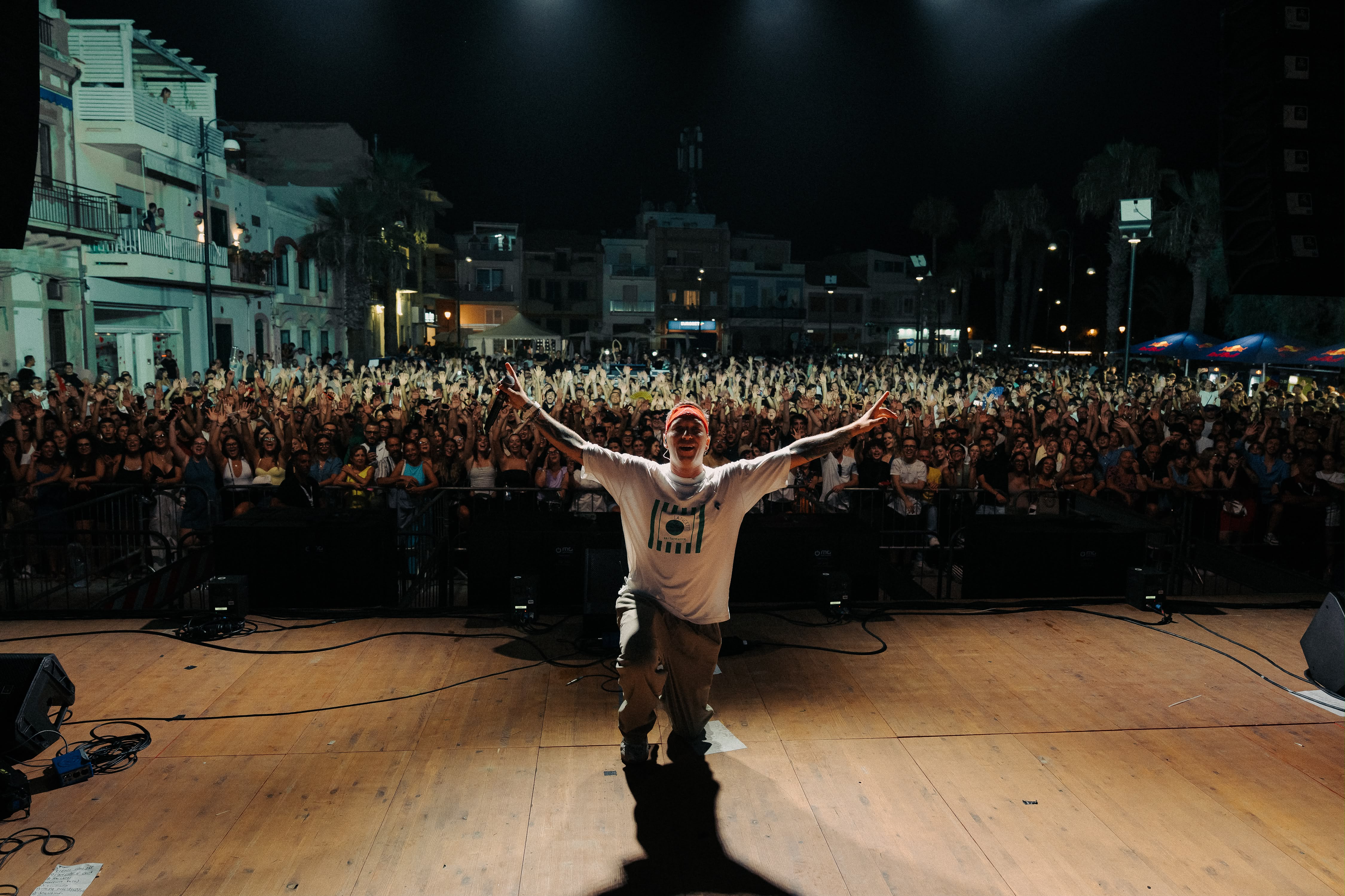 Carl Brave, Briga e Random fanno esplodere Scoglitti: bagno di folla per l’Adrenalina Festival