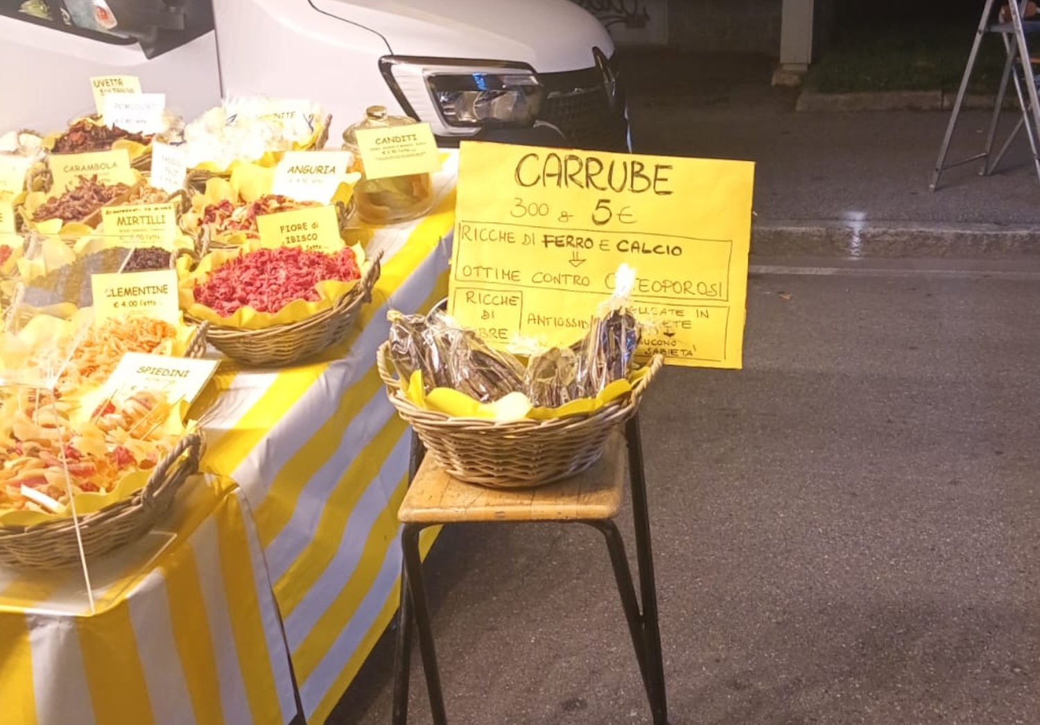 Da noi cinquanta centesimi, nel milanese sedici euro: il lungo viaggio di un chilo di carrube iblee