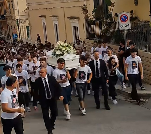 Giorgio Ruta, centinaia di ragazzi per l’ultimo saluto: «Giorgio vive»