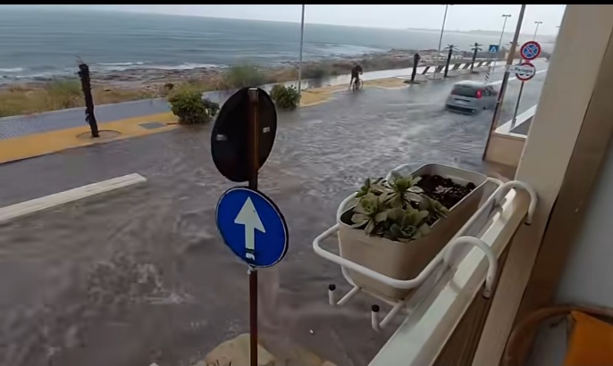 Perchè dieci minuti di pioggia mandano in tilt un lungomare? Acqua verso le case, caditoie piene e dubbi sui lavori
