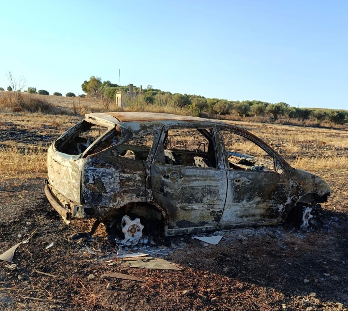 Auto bruciata in contrada Serra San Bartolo a Vittoria: la scoperta di un gruppo di ambientalisti in mountain bike