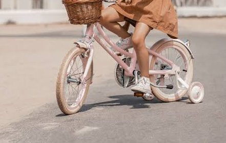 Bimba di 5 anni si allontana da casa in bici e scatta l’allarme. Tanto spavento