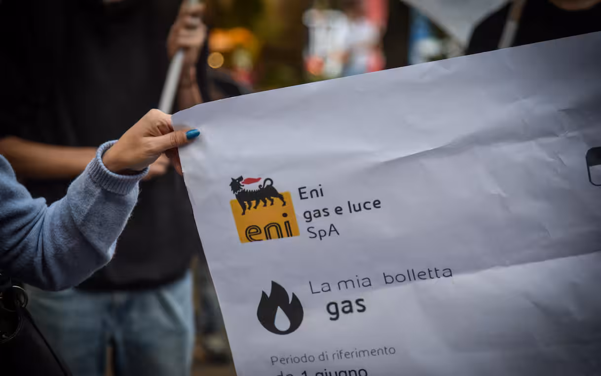 Bollette, arriva lo sconto del 30% su luce e gas: fino a 200 euro l’anno, ma c’è una data da ricordare
