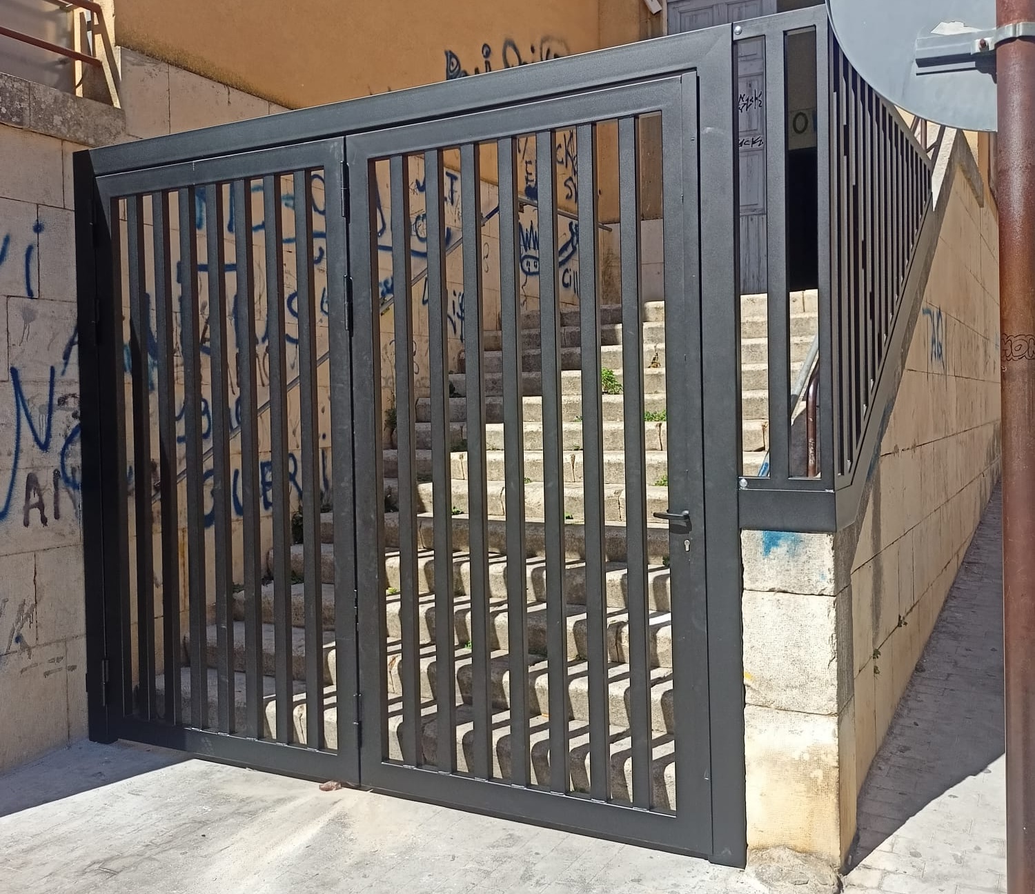 Finalmente un cancello per il plesso scolastico di Via 4 Novembre a Ragusa. Più sicurezza per il quartiere