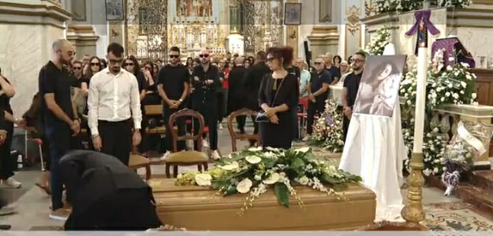 L’ultimo saluto a Michela Canto: “C’è tanto dolore, ma non c’è paragone con la quantità di amore che resta”