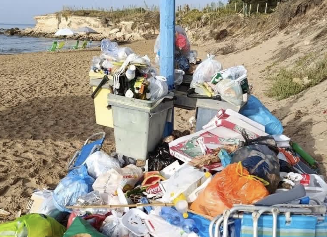 Rifiuti in spiaggia a Caucana e Casuzze e caos al CCR, Agnello: «Situazione seria, serve fare chiarezza»