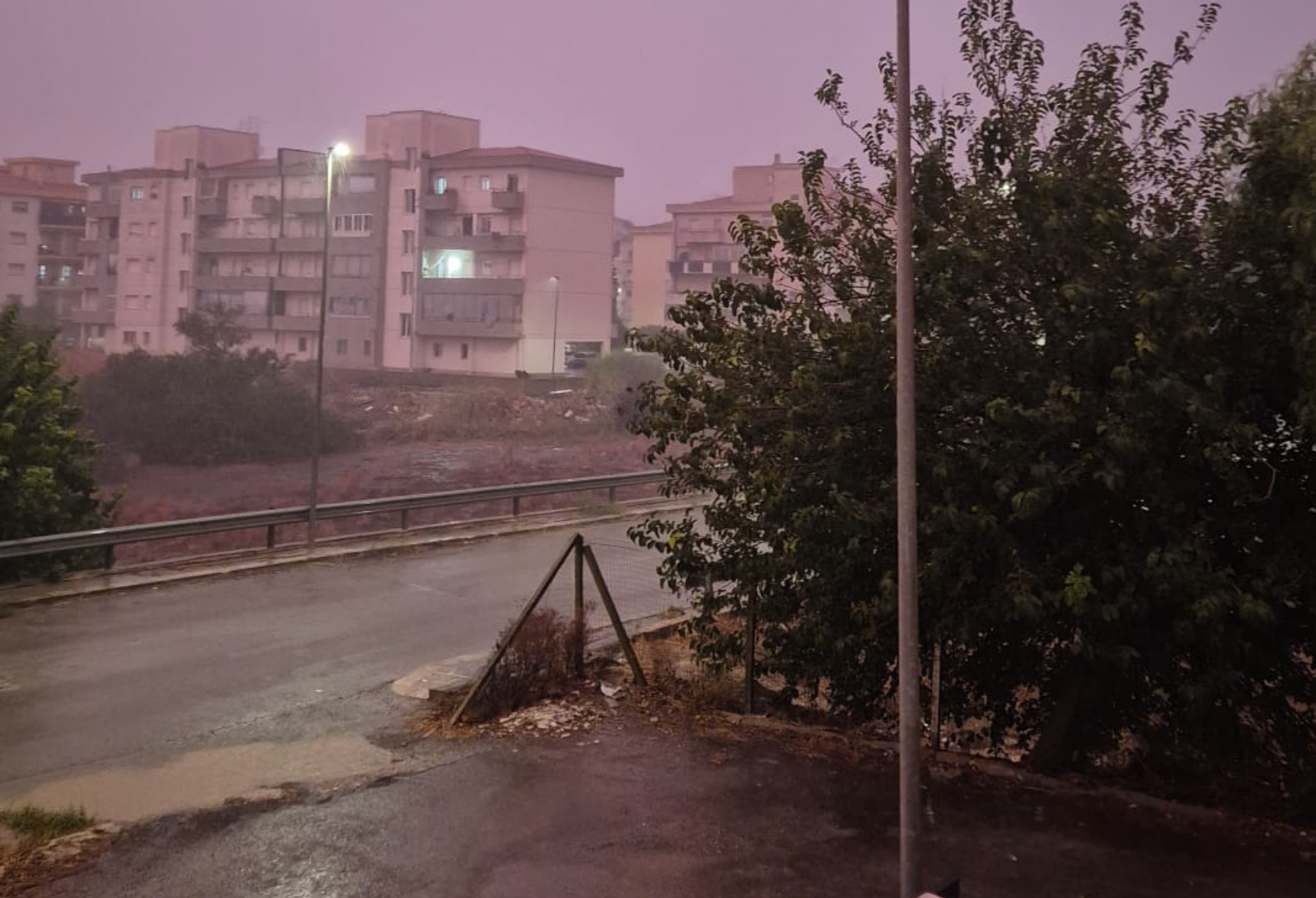 Pioggia, tuoni e cielo rosso: il maltempo irrompe sulla provincia di Ragusa. Estate davvero finita?