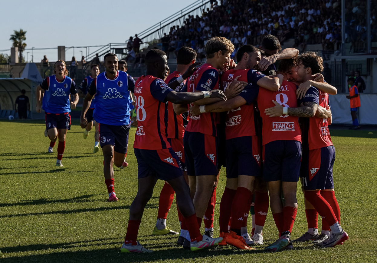 Il derby Ragusa-Modica è tornato: quattro gol, due espulsi e il pareggio rossoblù in pieno recupero