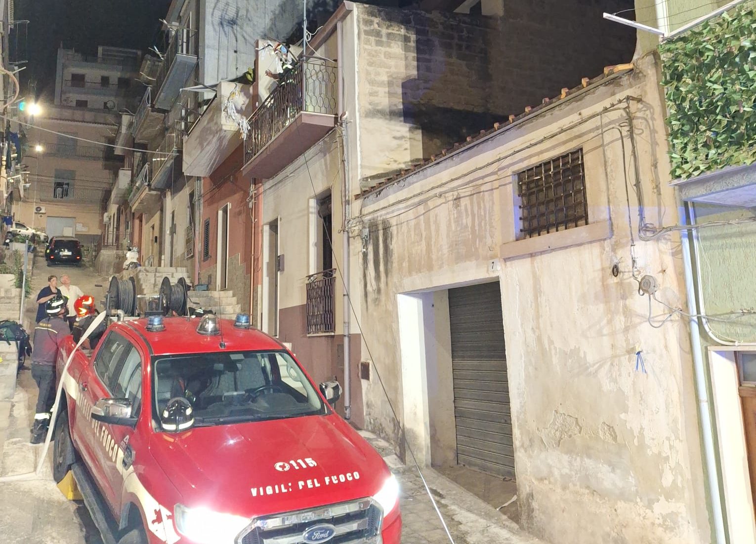 Paura a Comiso: incendio in un’abitazione, donna soccorsa e trasferita in ospedale