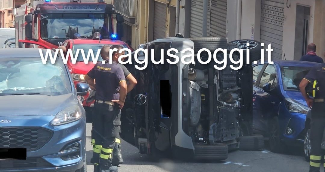 Auto si ribalta in corso Vittorio Veneto a Ragusa: feriti due turisti stranieri