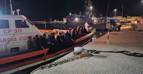 In balia del maltempo salvati 34 minori al largo di Pozzallo