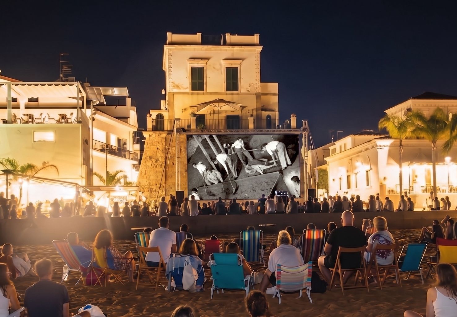 Piazza Torre non basta: il pubblico del Costaiblea segue “Bitume” e le storie dei picialuori anche dalla spiaggia