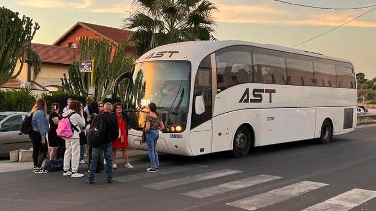 Trasporto studenti a Pozzallo, corse saltate e fermate incerte: AST chiamata a chiarire