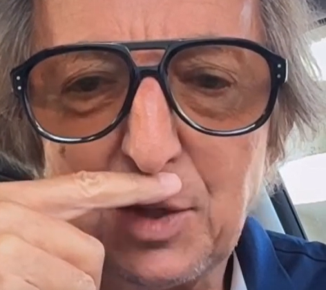 Cavalli neri, Zorro e una biga da gladiatore: lo scherzo del Dj Roberto Ferrari al sindaco di Chiaramonte Gulfi